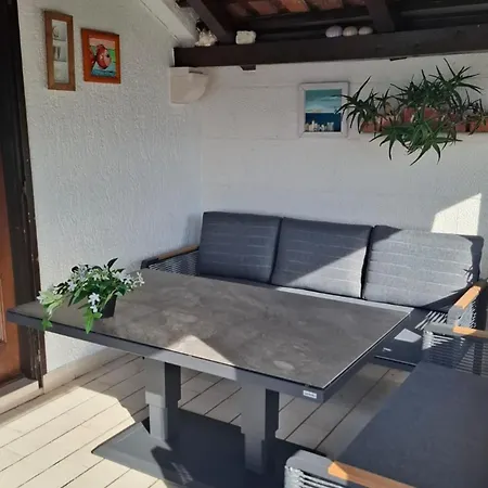 Vrandecic Postira